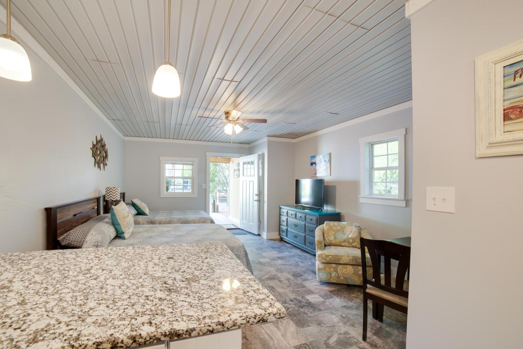 Ocean Isle Beach Studio With Patio - 1 Mi To Pier! Luaran gambar